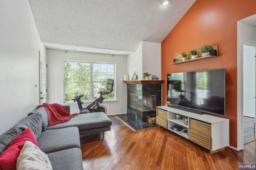 1026 Castle Rd, Mahwah NJ  07430-3256 exterior