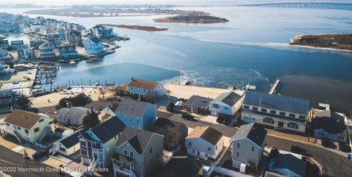 8 Harborside Dr, Pelican Island NJ  08751-1316 exterior