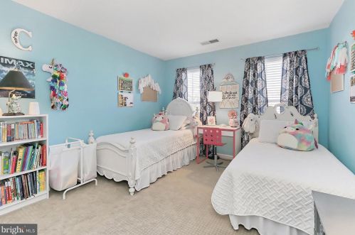 6012 Abernethy Ln, Gainesville VA 20155-4505 exterior