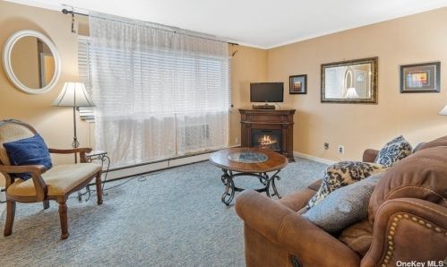 30 Berard Blvd, Oakdale, NY 11769-1709