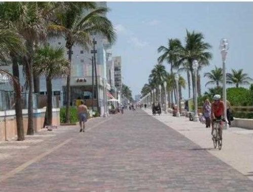 1401 12th Ct, Hollywood FL  33019-3258 exterior