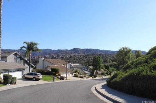 25430 Cariz Dr, Santa Clarita, CA 91355-3142