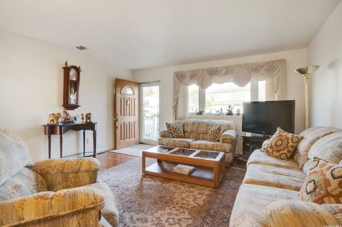 62 Mohawk Ave, Deer Park, NY 11729-2409
