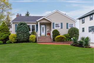 192 Hewlett Ave, North Merrick, NY 11566-4719