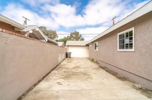 5477 Myrtle Ave, Long Beach CA 90807-2440 exterior