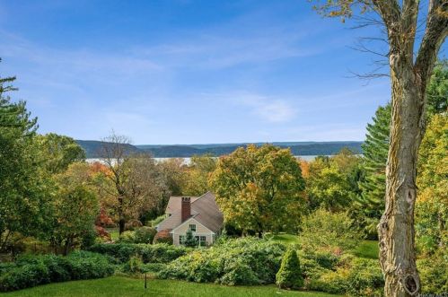 22 Holbrook Ln, Briarcliff, NY 10510-1120