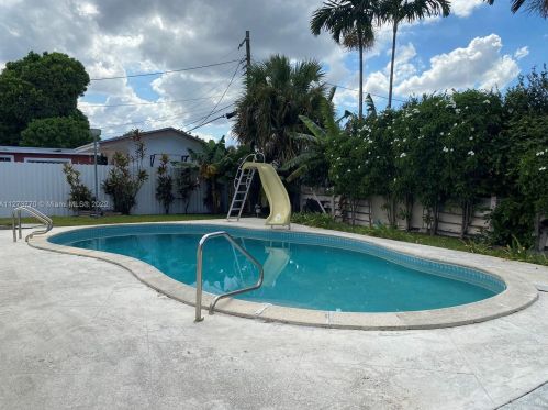 6780 11th Ave, Hialeah, FL 33012-6432