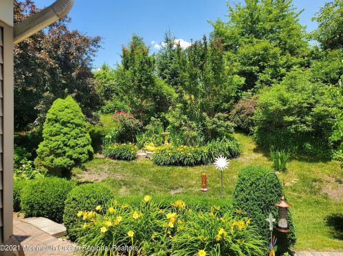 31 Skyline Dr, Lakewood, NJ 08701-5742