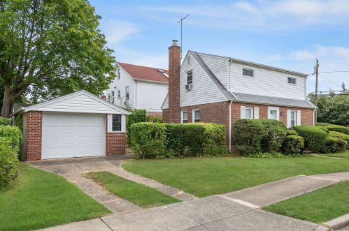 22 Jones St, New Hyde Park, NY 11040-1616
