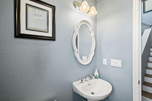 7018 Westminster Ct, Vacaville CA  95687-8254 exterior