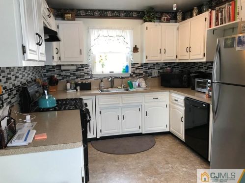 31 Railroad Ave, Helmetta, NJ 08828-1024