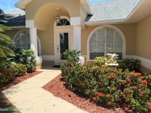 321 Lake Victoria Cir, Melbourne, FL 32940-1871