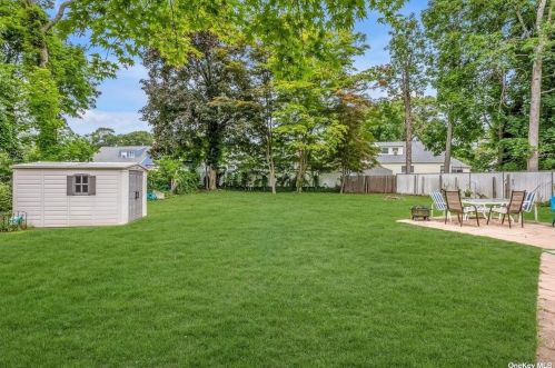 8 Carrington Dr, Elwood NY  11731-3005 exterior