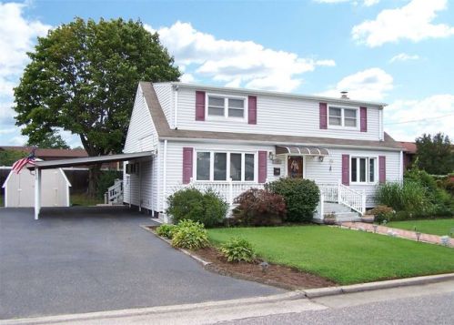 224 West Dr, Copiague, NY 11726-5118