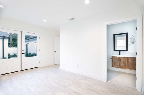 11512 La Maida St, North Hollywood CA  91601-4323 exterior