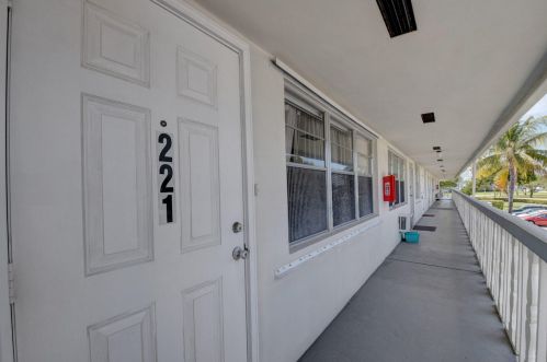221 Kent M, West Palm Beach, FL 33417-1726