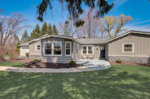 9154 Pelham Pkwy, Milwaukee WI  53217-1860 exterior