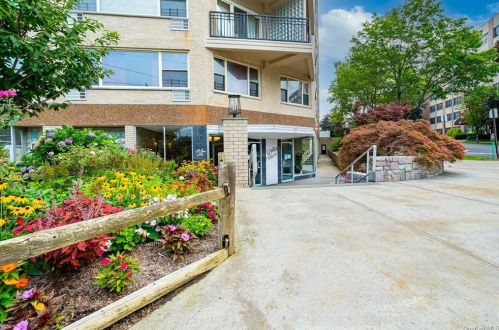 12 Old Mamaroneck Rd, White Plains NY  10605-2010 exterior