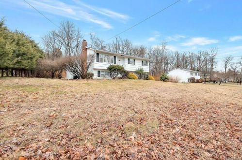 4 Amundsen Ln, Airmont, NY 10901-7513