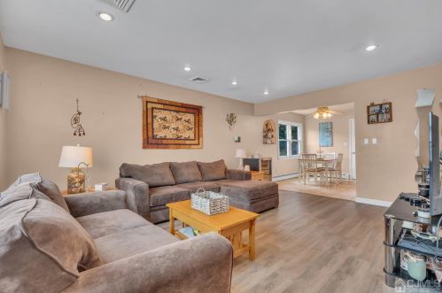 660 Barron Ave, Woodbridge, NJ 07095-3102