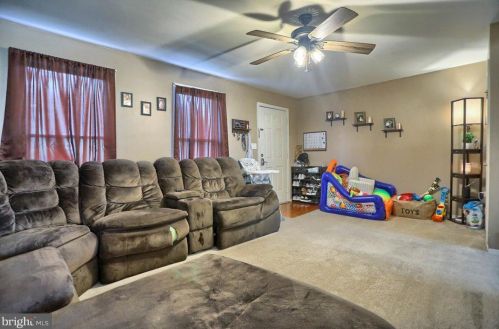 15 Mall Rd, Etters, PA 17319-9589