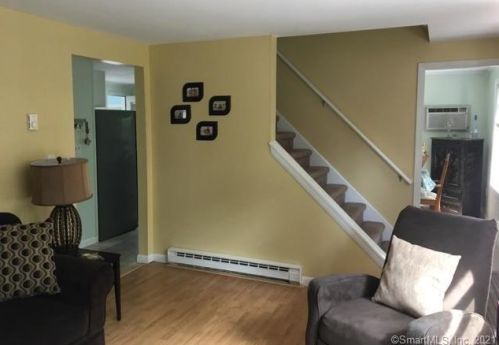 72 Hillcrest Rd, Niantic CT  06357-2053 exterior