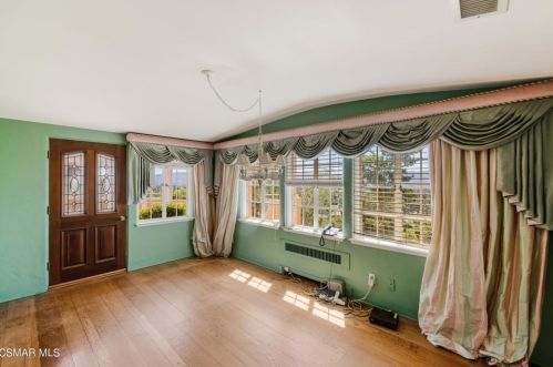 3192 Sycamore Dr, Simi Valley CA 93065-2703 exterior