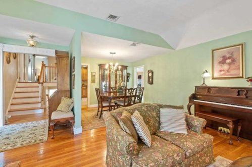22 Millford Dr, Matinecock, NY 11560-1225