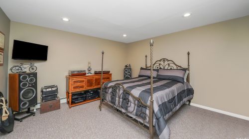 18 Drew Dr, Eastport NY  11941-1335 exterior