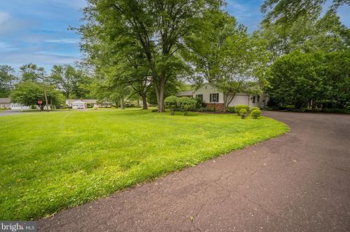 126 Knollwood Dr, Lansdale, PA 19446-1607