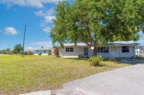1327 Ellendale Cir, Lehigh Acres, FL 33936-4841
