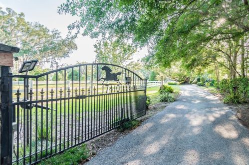 17410 Hanna Rd, Lutz, FL 33549-5669