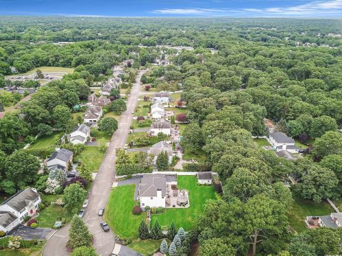 20 Hamilton Pl, Lake Grove, NY 11755-1915