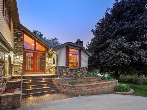 1410 Whitewater Dr, Manitowoc WI 54220-9437 exterior