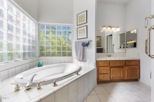 408 Calle Manzana, Bakersfield CA 93314-4247 exterior