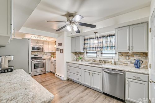 20 Lillian Ter, Woodbridge NJ  07095-3322 exterior