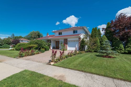49 Robbins Ln, Westbury, NY 11590-2839