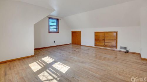 5 Ellwood Rd, East Brunswick NJ  08816-3001 exterior