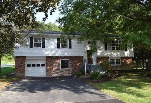 39 Carriage Hill Ln, Poughkeepsie, NY 12603-4233