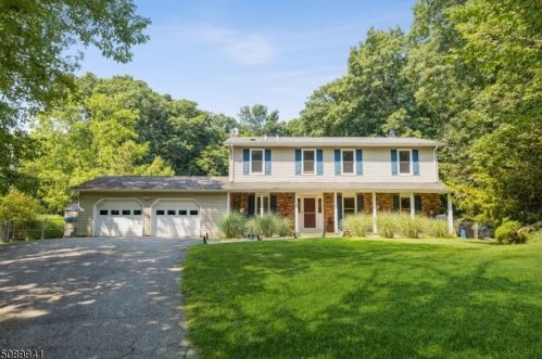 12 Mohawk Ave, Hopatcong, NJ 07843-1943