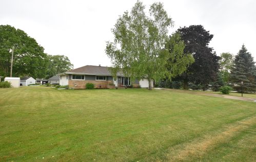 1510 Greenhill Rd, Waukesha, WI 53146-1124