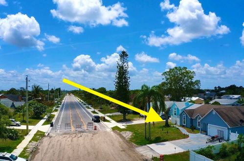 2062 Floresta Dr, Fort Pierce FL  34984-4706 exterior