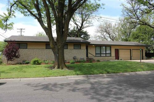 825 Glendale Ave, Newton KS  67114-1580 exterior