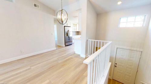589 Windsor Sq, Naples, FL 34104-8388