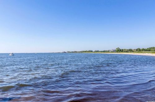 11 Rogers St, Blue Point, NY 11715-2006