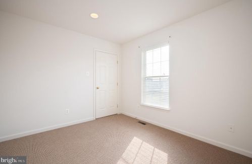 216 Shetland Dr, New Castle DE  19720-8832 exterior