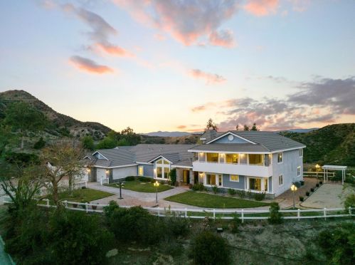 26945 Brooken Ave, Santa Clarita CA  91387-3904 exterior