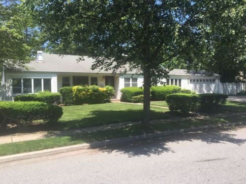 75 Roberts Pl, Roosevelt, NY 11575-1627