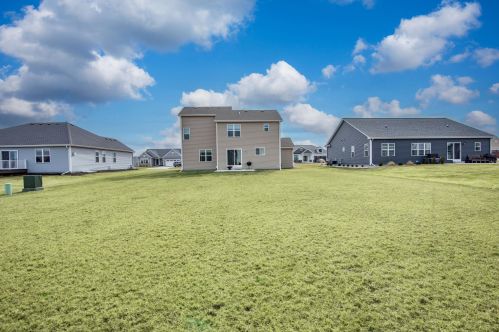 660 Spur Rd, Slinger WI  53086-9293 exterior