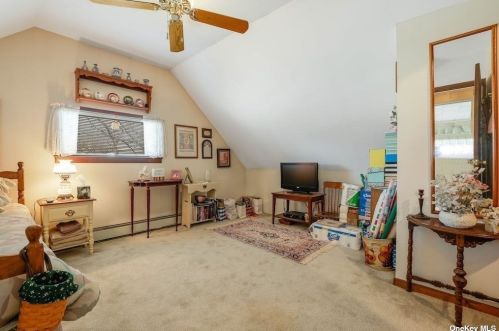 34 Flagstone Ln, Westbury NY  11590-6531 exterior